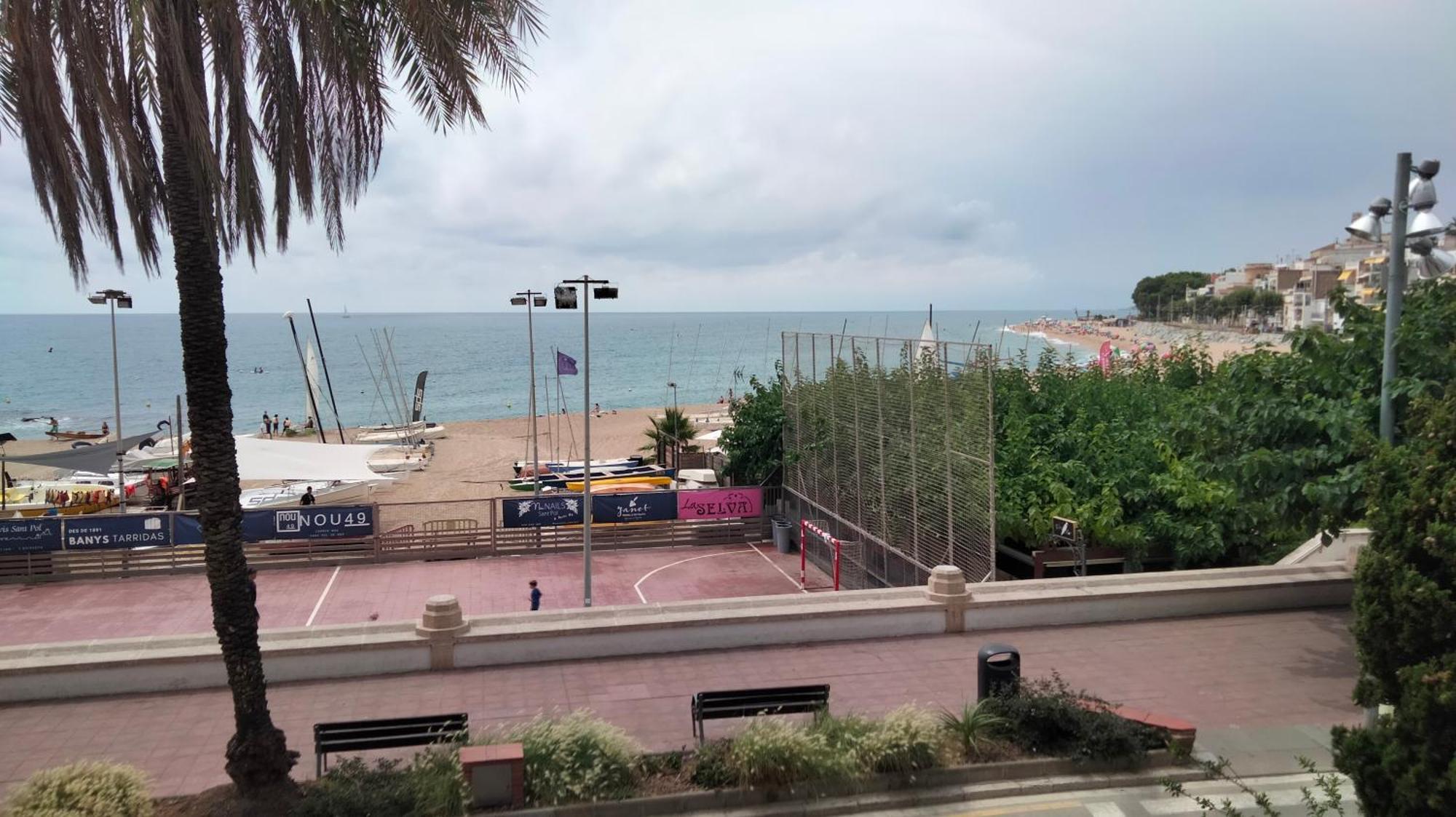 Beachfront Apartment With Private Parking Sant Pol De Mar Exterior photo